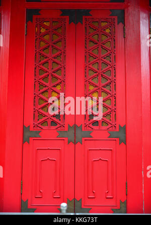 Rosso porta in legno di antica pagoda buddista in Hong kong. Foto Stock