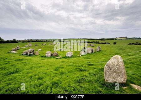 Ballynoe Stone Circle, racchiuso cairn e valore erratico sito preistorico. Downpatrick, Irlanda del Nord. Neolitico all età del Bronzo Foto Stock