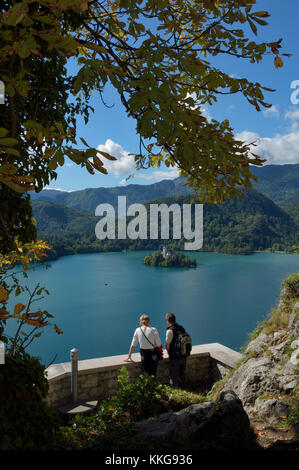 Il lago di Bled vista dal castello di Bled e sulle Alpi Giulie, superiore carniolan regione del nord ovest della Slovenia Foto Stock