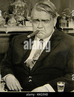 Questa immagine ritagliata mostra Orson Welles in un'immagine promozionale di "The Long Hot Summer" (1958). Welles, noto per la sua versatilità, ha un ruolo centrale in questo film ambientato nel Sud degli Stati Uniti durante gli anni '1950 Foto Stock