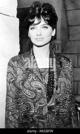 Suzanne Pleshette, un'attrice americana, è presente in questa immagine del 1963. Pleshette era ben nota per i suoi ruoli in televisione e film durante la metà del XX secolo, guadagnando fama per il suo talento di recitazione e la presenza sullo schermo. Foto Stock