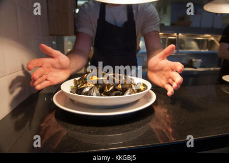 Porzione di fresco cozze cotte a Rick Steins Fish & Chips - Ristorante & Takeaway, Colchester, England, Regno Unito Foto Stock