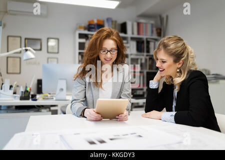 Due giovani architetti che lavorano insieme in ufficio Foto Stock