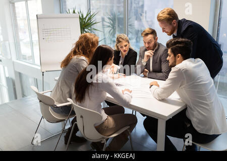 Team di architetti che lavorano insieme sul progetto Foto Stock