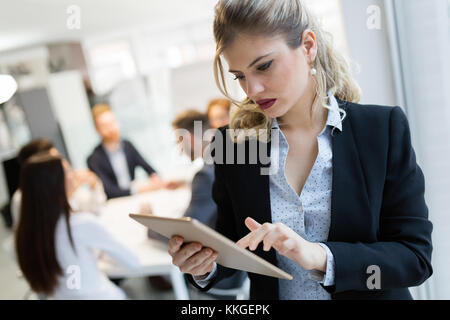 Giovani donne architetto utilizzando digitale compressa in office Foto Stock