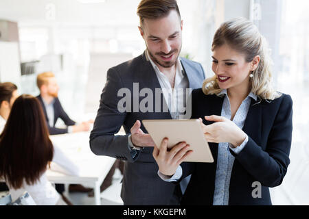 Team di architetti che lavorano insieme sul progetto Foto Stock