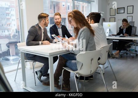 Team di architetti che lavorano insieme sul progetto Foto Stock