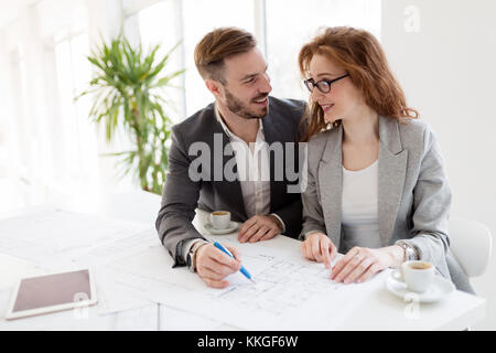 Due giovani architetti che lavorano insieme in ufficio Foto Stock