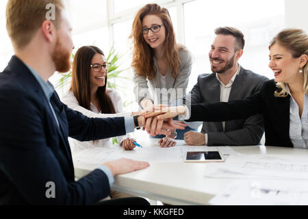 Team di architetti che lavorano insieme sul progetto Foto Stock