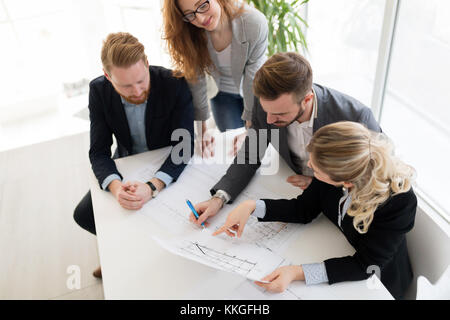 Team di architetti che lavorano insieme sul progetto Foto Stock