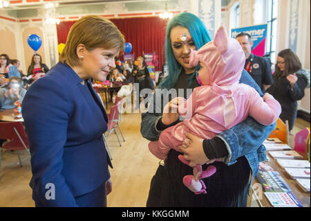 Il primo ministro Nicola Sturgeon partecipa a un evento celebrativo per celebrare il NHS Tayside dopo aver sostenuto più di 1.000 donne attraverso il programma Family Nurse Partnership presso la Caird Hall di Dundee. Con: Nicola Sturgeon dove: Dundee, Regno Unito quando: 30 ottobre 2017 credito: Euan Cherry/WENN.com Foto Stock