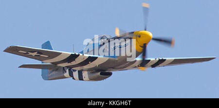 Il North American P-51 Mustang è un leggendario aereo da caccia della seconda guerra mondiale. Rinomato per la sua lunga autonomia e le sue prestazioni potenti, ha giocato un ruolo chiave nelle vittorie alleate durante la guerra. Foto Stock