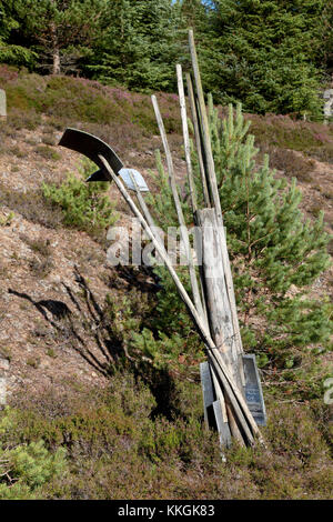 Le attrezzature antincendio nelle colline boscose sopra tarland, un villaggio in Aberdeenshire Foto Stock