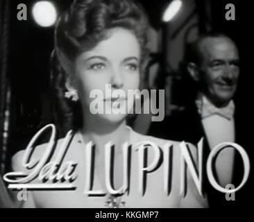 Ida Lupino appare nel trailer del film del 1943 *The Hard Way*, interpretando una donna determinata che spinge sua sorella verso una carriera nello spettacolo. Il film mostra la forte presenza drammatica di Lupino e conferma il suo ruolo di attrice protagonista dell'epoca. Foto Stock