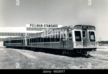 Il vagone ferroviario per pendolari Pullman Standard, prodotto nel 1971, è un vagone ferroviario passeggeri progettato per i servizi suburbani e interurbani. Noti per la sua durata ed efficienza, questi vagoni ferroviari sono stati ampiamente utilizzati in vari sistemi di trasporto degli Stati Uniti. Le dotazioni includono comodi sedili, climatizzatore e opzioni di accessibilità per i passeggeri. Hanno svolto un ruolo significativo nel trasporto urbano durante la fine del XX secolo. Foto Stock