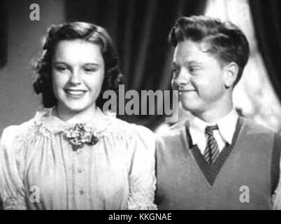 Il trailer di "Love Finds Andy Hardy" è un clip promozionale per il film del 1938, parte della serie di Andy Hardy. Il film segue il personaggio di Andy Hardy mentre si occupa delle relazioni e della crescita personale, ambientato nel contesto di un dramma adolescenziale americano. Il trailer mostra le scene del film e mette in evidenza i temi centrali della gioventù e del romanticismo. Foto Stock