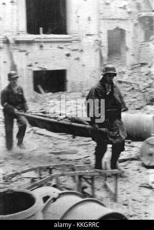 La rivolta di Varsavia del 1944, raffigurata da Lokajski nelle sue opere d'arte, evidenzia il ruolo dei medici durante la battaglia per la capitale polacca, mostrando il lavoro critico del personale medico in tempo di guerra. Foto Stock