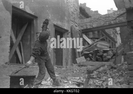 Una rappresentazione della rivolta di Varsavia, come illustrato da Chrzanowski in *Stolica*, che mette in evidenza il significato storico e militare di questo evento chiave durante la seconda guerra mondiale Foto Stock