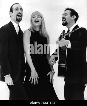 Peter, Paul and Mary, un famoso trio di musica folk americana, si esibì nel 1963, durante un periodo di cambiamento politico e sociale negli Stati Uniti. La loro musica divenne sinonimo del movimento musicale folk degli anni '1960 Foto Stock