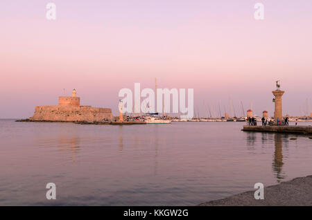 Rodi tramonto su San Nicola, fortezza Mandraki Harbour, Rodi, Rodi, Grecia Foto Stock