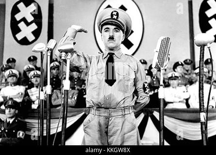 085007 1.tif. ** FILE **il leggendario attore/regista di film muto Charlie Chaplin è mostrato in una scena del film del 1940 'il grande dittatore', il suo primo film con dialogo, in questa foto promozionale. Chaplin interpreta i due ruoli di un barbiere ebreo dolce e di un dittatore omicida di tipo Hitler. Quattro dei film di Chaplin "The Gold Rush", "The Great Dictator", "Modern Times" e "Limelight", usciranno su DVD il 1° luglio 2003 da Warner Home Video, come primo di una serie di dieci titoli inclusi nella "The Chaplin Collection". (AP Photo/The Roy Export Company Establishment, ho) dittatore charlie Foto Stock