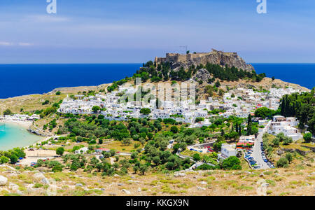Acropoli di Lindos si affaccia imbiancato Lindos, RODI, DODECANNESO, Grecia Foto Stock