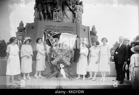 Corona che depone ai servizi del Confederate Memorial Day - Memoriale Confederato - Cimitero Nazionale di Arlington - 1922-06-05 Foto Stock