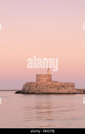 Isola di Rodi tramonto con la luna sulla Fortezza di San Nicola, porto di Mandraki, Rodi, Rodi, Dodecanese, Grecia Foto Stock