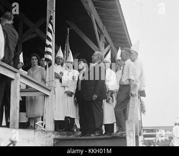 Questa fotografia del 1925 di un evento Ku Klux Klan (K.K.K.) cattura un momento storico di un periodo segnato dalla tensione razziale in America. L'immagine riflette le attività del gruppo durante i primi anni del XX secolo. Foto Stock