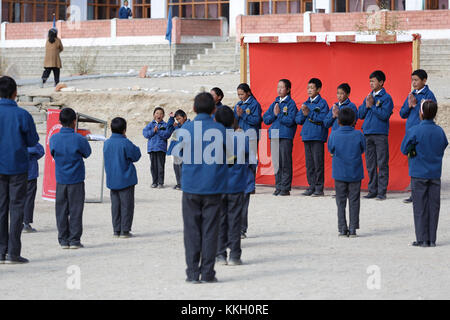 Mattina di routine nel Nomad Scuola Residenziale a Puga, Ladakh, Jammu e Kashmir in India. Foto Stock