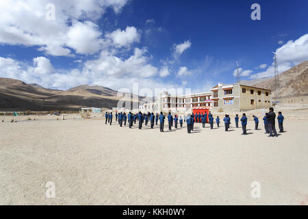 Mattina di routine nel Nomad Scuola Residenziale a Puga, Ladakh, Jammu e Kashmir in India. Foto Stock