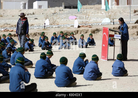 Mattina di routine nel Nomad Scuola Residenziale a Puga, Ladakh, Jammu e Kashmir in India. Foto Stock