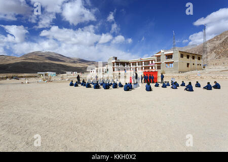 Mattina di routine nel Nomad Scuola Residenziale a Puga, Ladakh, Jammu e Kashmir in India. Foto Stock