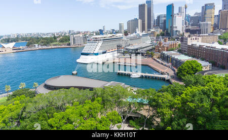 Sydney, Australia - 24 novembre 2017; un ampio angolo di visione di area Rocks con pontili e un enorme nave da crociera ormeggiata nel porto di Sydney contro uno sfondo cielo della città Foto Stock