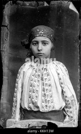 Fotografia di CosticÄƒ Acsinte, scattata il 4 dicembre 2013, con una giovane donna vestita con il tradizionale costume popolare rumeno. L'immagine fa parte della Collezione CosticÄƒ Acsinte, che mostra il patrimonio culturale rumeno. Foto Stock