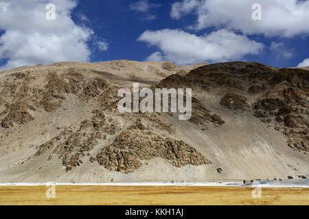 Il bellissimo paesaggio presso l'area geotermale a Puga, Ladakh, Jammu e Kashmir in India. Foto Stock