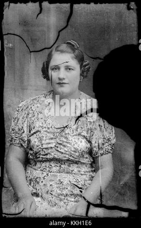 Una fotografia di una donna in California scattata il 10 dicembre 2013. L'immagine cattura un momento sincero, riflettendo l'ambientazione culturale e ambientale dell'ora e del luogo. Foto Stock