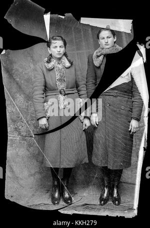 Questa fotografia del 24 dicembre 2013 cattura due ragazze in California, documentando un momento della vita quotidiana e della cultura familiare nella regione. Foto Stock