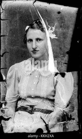 Fotografia intitolata "Fata CA 20140116" della collezione Costică Acsinte, con un ritratto femminile. Foto Stock
