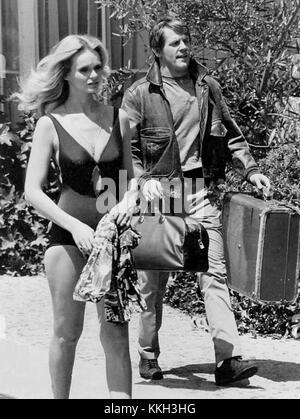 Lynda Day George e Nick Nolte hanno recitato nella miniserie TV del 1976 "Rich Man Poor Man". Le loro esibizioni in questa serie divennero notevoli nell'industria dell'intrattenimento e segnarono ruoli significativi nelle loro carriere durante quell'epoca. Foto Stock