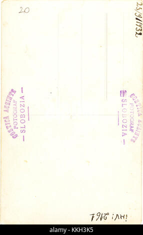 Fotografia intitolata "soldato con due donne", scattata da Costica Acsinte il 25 settembre 1932, con un soldato e due donne. L'immagine offre uno sguardo sulla vita sociale e culturale della Romania durante il periodo tra le due guerre. Foto Stock