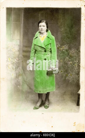 Questo titolo si traduce in "donna, stampa in bianco e nero colorata a mano, realizzata nel 2014". Si riferisce probabilmente a una fotografia colorata a mano o a una stampa di una donna, una forma d'arte popolare all'inizio del XX secolo. Foto Stock