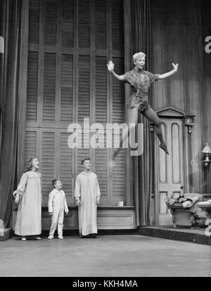 Mary Martin ha interpretato Peter Pan nella produzione televisiva del 1960. Questo spettacolo iconico è diventato un punto di riferimento nella televisione americana, mostrando Martinâ rappresentazione del personaggio classico in una trasmissione live che ha catturato l'immaginazione degli spettatori di tutto il paese. Foto Stock