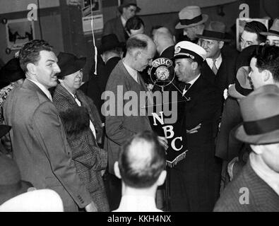 Un'immagine che cattura il primo atterraggio del dirigibile passeggeri tedesco LZ 129 Hindenburg negli Stati Uniti nel 1936, segnando un evento significativo nella storia dell'aviazione. Foto Stock