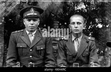 Questa immagine raffigura il personale militare in azione durante un addestramento o un esercizio operativo, effettuato il 24 febbraio 2014. L'attenzione è concentrata sulle uniformi, le attrezzature e i movimenti tattici dei soldati, catturando un momento di preparazione militare. Foto Stock