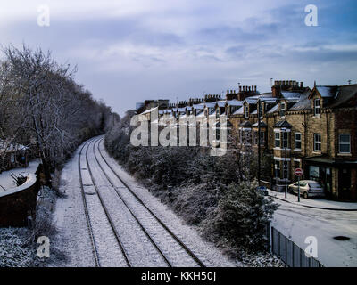 York, Regno Unito. 30 novembre, 2017. rivestimento neve i binari ferroviari in york. Peter Austin/alamy live news Foto Stock