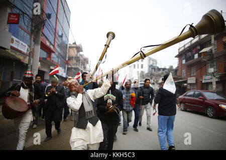 Kathmandu, Nepal. 30 novembre 2017. Un uomo suona un lungo strumento tradizionale durante una campagna porta a porta di Gagan Thapa un candidato del partito del Congresso nepalese, pochi giorni prima della seconda fase delle elezioni parlamentari e provinciali a Ratopul, Kathmandu. Crediti: Skanda Gautam/ZUMA Wire/Alamy Live News Foto Stock