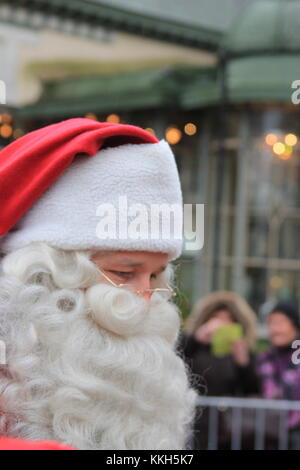 Helsinki, Finlandia. 30 novembre 2017. Babbo Natale saluta il Principe William a Esplanadi Park. Heini Kettunen/Alamy Live News Foto Stock