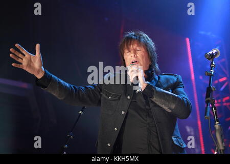 New York, NY, Stati Uniti. 29th novembre 2017. Richie Sambora In America Ti Saluta E Wall Street Rocks Presenta: Guitar Legends For Heroes Benefit Al Terminal 5 Il 29 Novembre 2017 A New York City. Credito: Diego Corredor/Media Punch/Alamy Live News Foto Stock