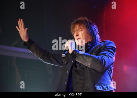 New York, NY, Stati Uniti. 29th novembre 2017. Richie Sambora In America Ti Saluta E Wall Street Rocks Presenta: Guitar Legends For Heroes Benefit Al Terminal 5 Il 29 Novembre 2017 A New York City. Credito: Diego Corredor/Media Punch/Alamy Live News Foto Stock